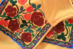 Blumen auf eine alte Jacke gestickt